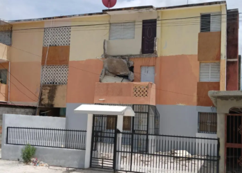 Colapsa balcón de edificio en barahona, desatando preocupación por deterioro estructural