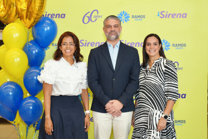 Ejecutivos de Grupo Ramos celebrando el 60 aniversario de Sirena con promociones y actividades en tiendas.