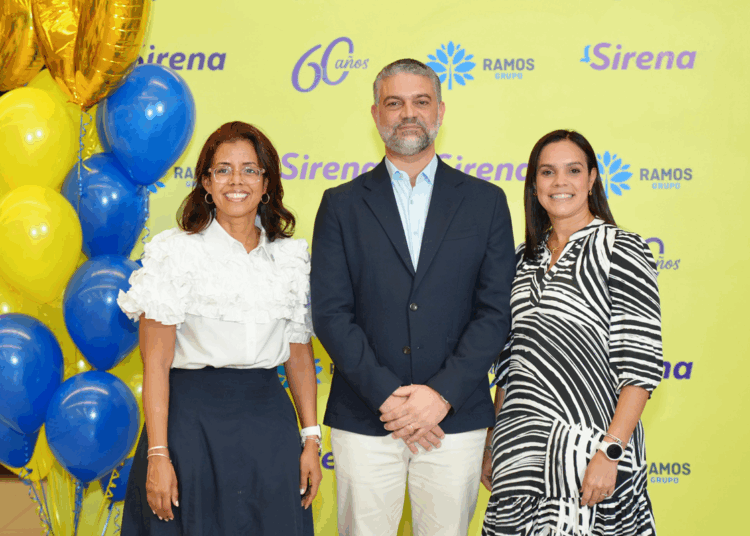 Ejecutivos de Grupo Ramos celebrando el 60 aniversario de Sirena con promociones y actividades en tiendas.