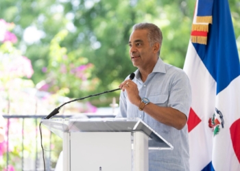 El ministro joel santos encabeza la inauguración del proyecto de rehabilitación y extensión de redes eléctricas en la comunidad de villa lobo, montecristi