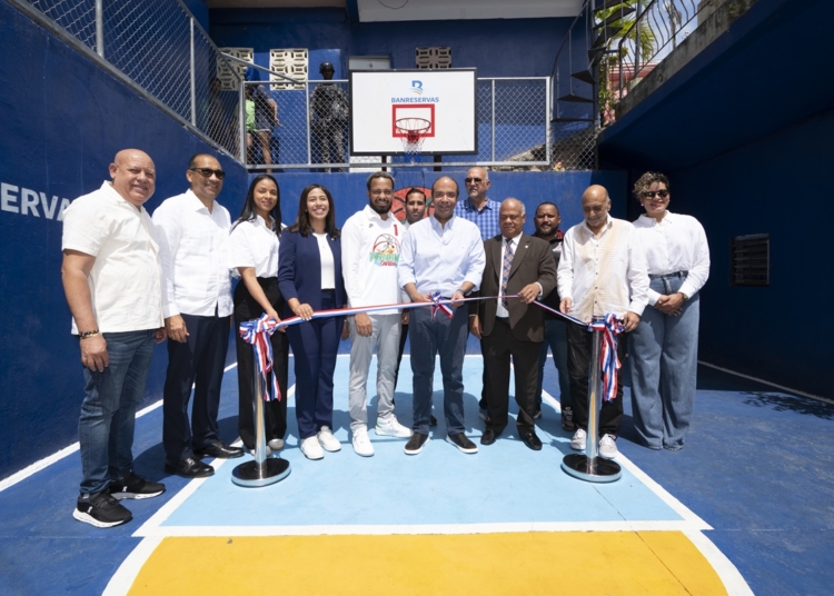 Banreservas remodela cancha los pioneros en villas agrícolas a través de su programa "juega rd"