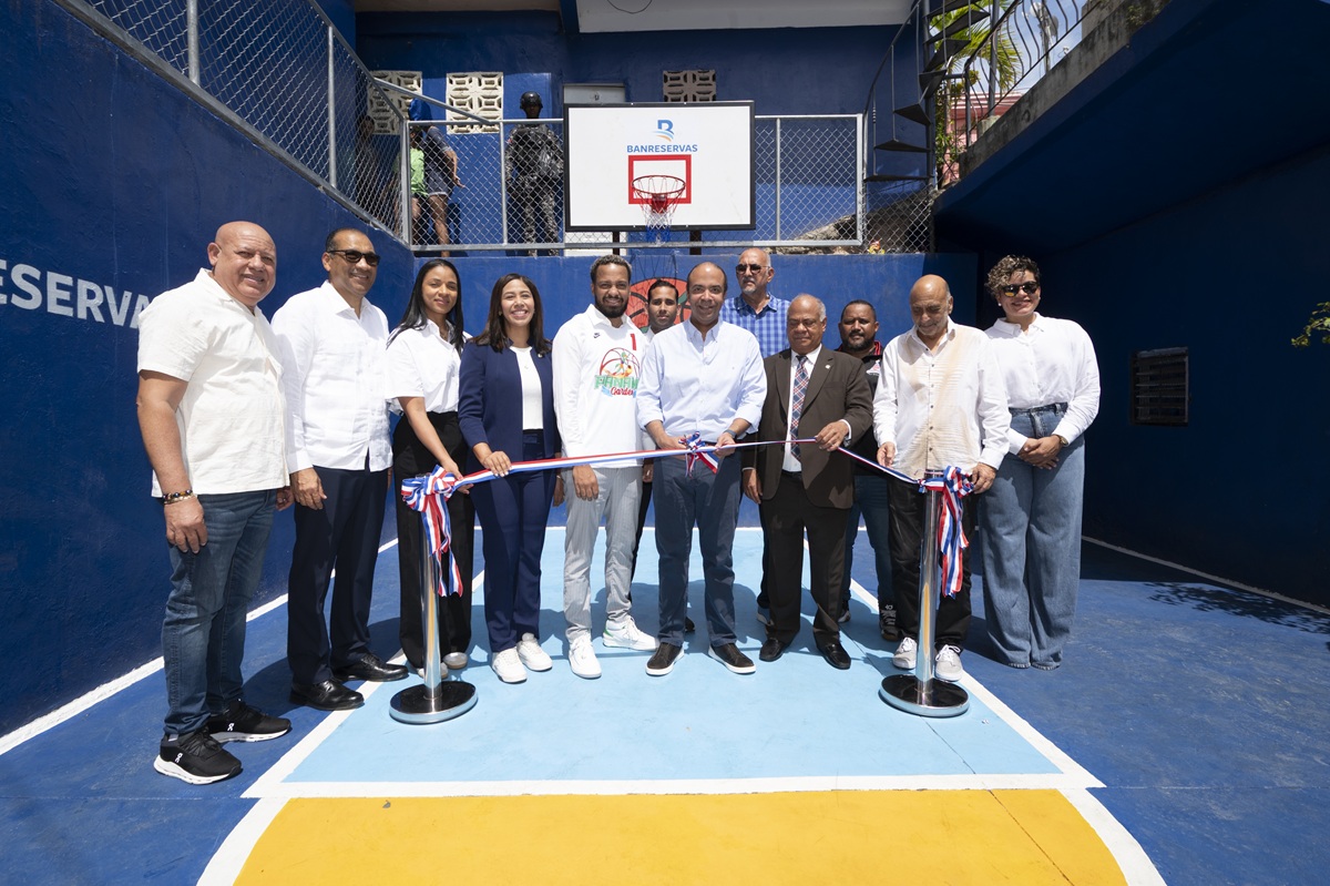 Banreservas remodela cancha los pioneros en villas agrícolas a través de su programa "juega rd"