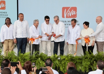 El presidente luis abinader y ejecutivos de viva resorts by wyndham en la inauguración del nuevo resort viva miches en playa esmeralda.