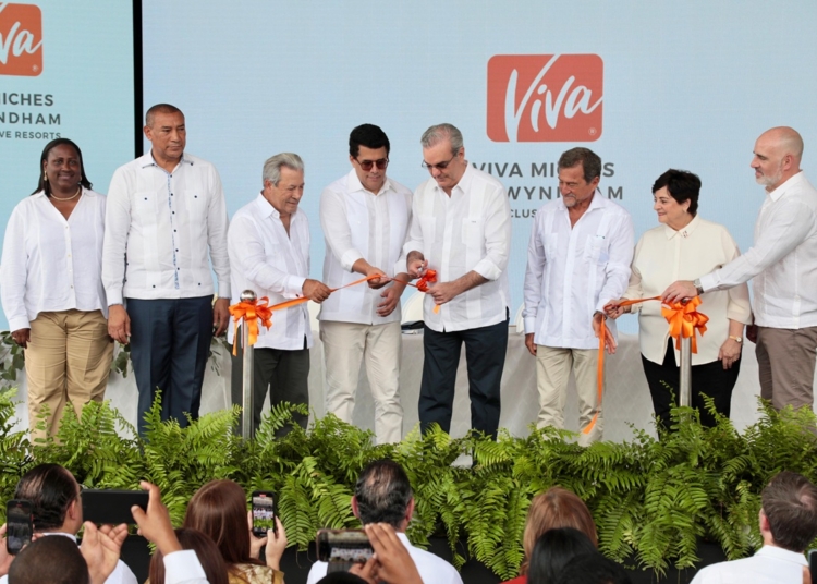 El presidente Luis Abinader y ejecutivos de Viva Resorts by Wyndham en la inauguración del nuevo resort Viva Miches en Playa Esmeralda.