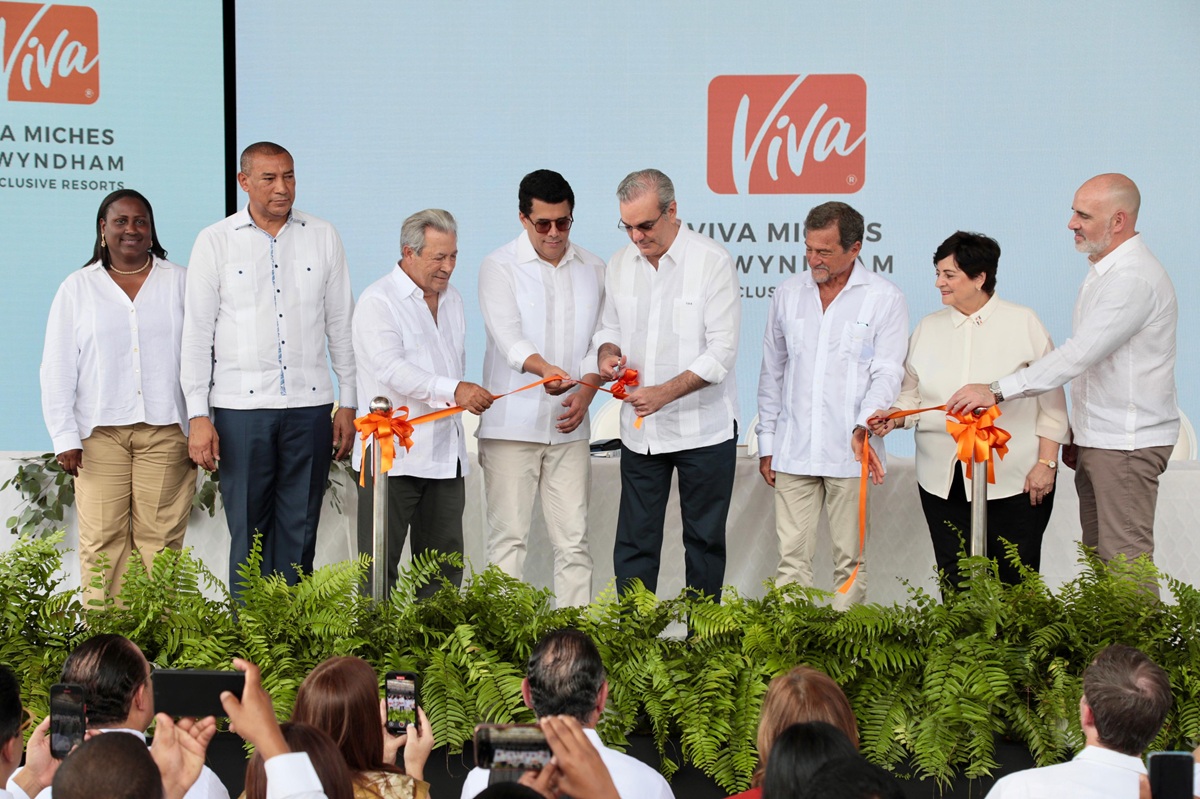 El presidente Luis Abinader y ejecutivos de Viva Resorts by Wyndham en la inauguración del nuevo resort Viva Miches en Playa Esmeralda.