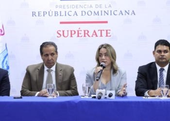 Funcionarios del gobierno dominicano presentando el informe de apoyo a las familias afectadas por la tragedia del jet set.