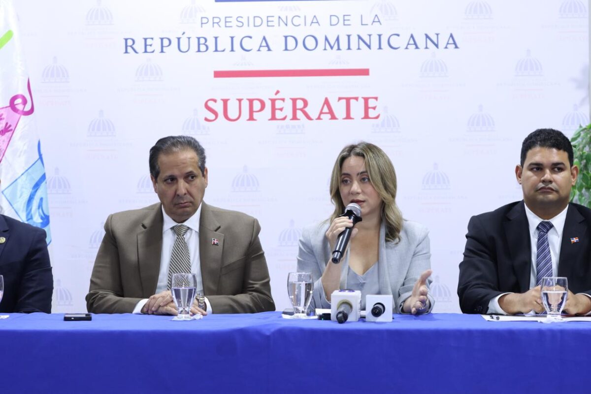 Funcionarios del gobierno dominicano presentando el informe de apoyo a las familias afectadas por la tragedia del Jet Set.
