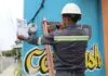 Inspectores de Edeeste durante un operativo desmantelando un fraude eléctrico en un establecimiento comercial en La Romana.