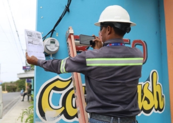 Inspectores de edeeste durante un operativo desmantelando un fraude eléctrico en un establecimiento comercial en la romana.