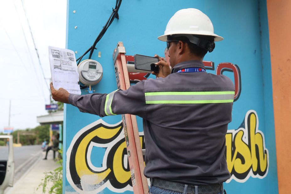 Inspectores de Edeeste durante un operativo desmantelando un fraude eléctrico en un establecimiento comercial en La Romana.