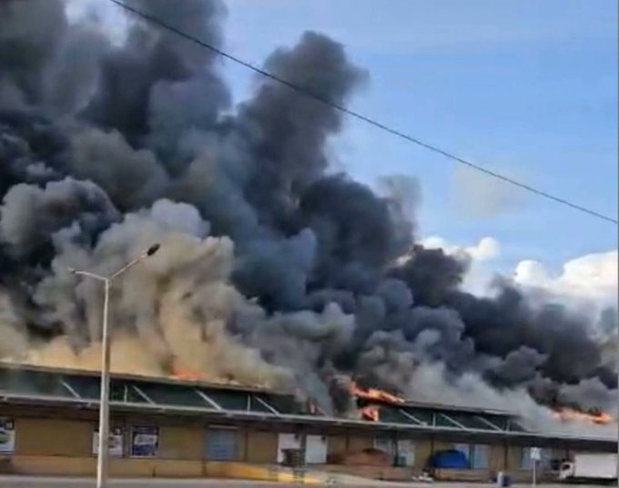 Gran incendio en merca santo domingo genera columna de humo
