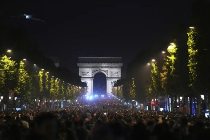 Disturbios en París tras victoria del PSG en Champions League, con dos muertos y un policía herido