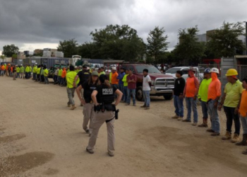 Trabajadores de la construcción en una obra en estados unidos. Las redadas migratorias amenazan la industria.