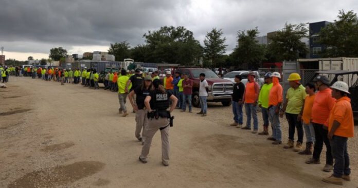 Trabajadores de la construcción en una obra en Estados Unidos. Las redadas migratorias amenazan la industria.