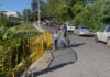Aceras severamente dañadas y en mal estado en la calle Ercilia Pepín, Arroyo Hondo II, Santo Domingo, obligando a los peatones a usar la calle.