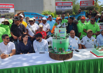Vendedores del teleférico de puerto plata "celebran" con bizcocho el primer aniversario de su cierre