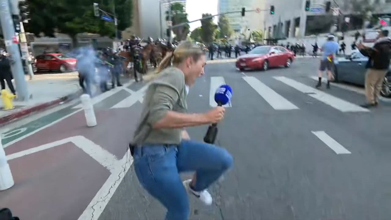 Periodista australiana, herida por bala de goma durante protestas en los ángeles