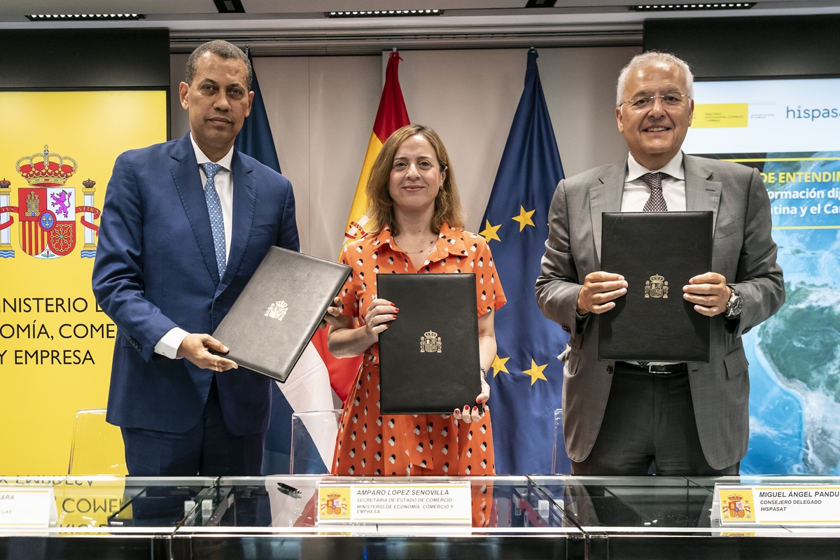 República Dominicana y España impulsan proyecto satelital para reducir la brecha digital rural 1 Madrid, 19/06/2025 Firma del Memorando de Entendimiento (MOU) del gobierno de España con la República Dominicana y con Hispasat para explorar la participación del Estado dominicano en un proyecto de infraestructura satelital compartida liderado por la compañía española. Este acuerdo de colaboración ha sido firmado por la secretaria de Estado de Comercio, Amparo López Senovilla, el presidente del Instituto Dominicano de las Telecomunicaciones, Guido Gómez Mazara, y el consejero delegado de Hispasat, Miguel Ángel Panduro, además de contar en el acto con la participación del presidente de Hispasat, Pedro Duque.