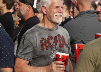 Presidente de chequia, petr pavel, rockea con ac/dc en praga