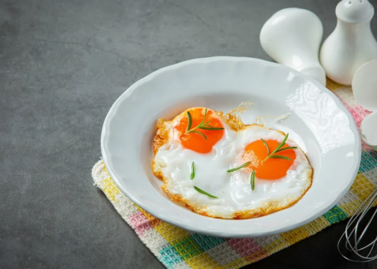 Desayuno saludable con huevos, tostada y aguacate, destacando sus beneficios nutricionales