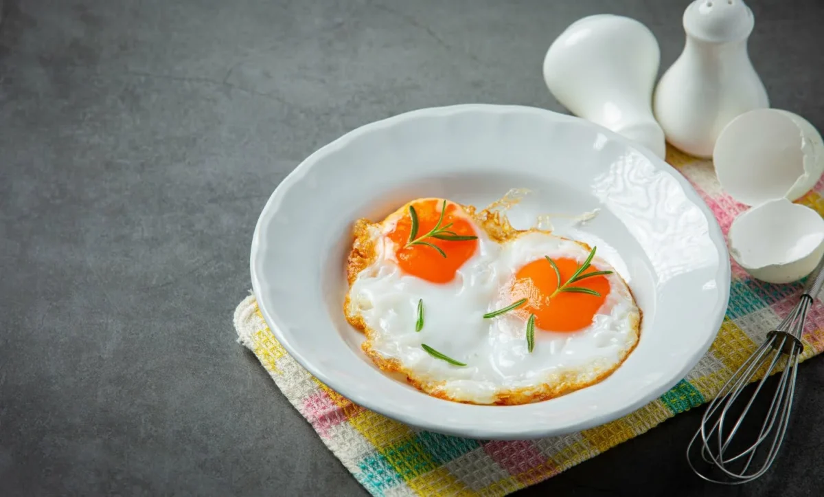 Desayuno saludable con huevos, tostada y aguacate, destacando sus beneficios nutricionales