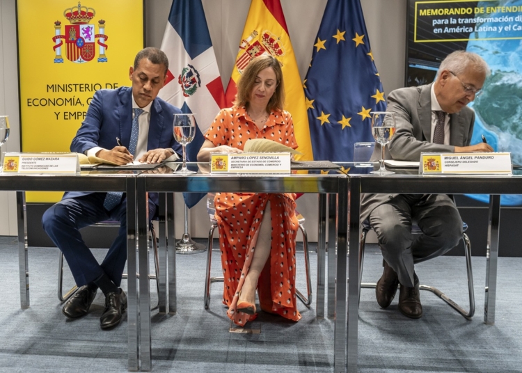 Madrid, 19/06/2025
firma del memorando de entendimiento (mou) del gobierno de españa con la república dominicana y con hispasat para explorar la participación del estado dominicano en un proyecto de infraestructura satelital compartida liderado por la compañía española. Este acuerdo de colaboración ha sido firmado por la secretaria de estado de comercio, amparo lópez senovilla, el presidente del instituto dominicano de las telecomunicaciones, guido gómez mazara, y el consejero delegado de hispasat, miguel ángel panduro, además de contar en el acto con la participación del presidente de hispasat, pedro duque.