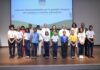 Estudiantes de República Dominicana recogiendo cajitas de leche para reciclaje como parte del programa de sostenibilidad del INABIE.