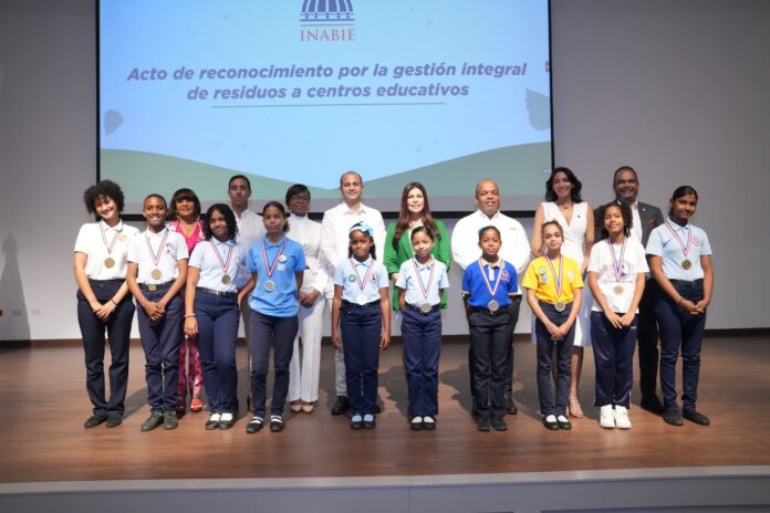 Estudiantes de República Dominicana recogiendo cajitas de leche para reciclaje como parte del programa de sostenibilidad del INABIE.