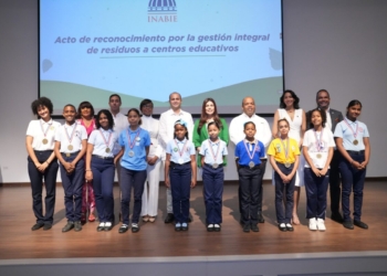 Estudiantes de república dominicana recogiendo cajitas de leche para reciclaje como parte del programa de sostenibilidad del inabie.
