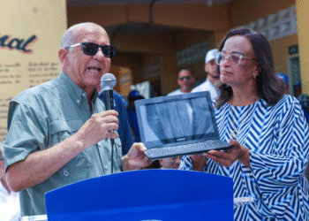 Ctc dona computadoras para crear sala digital en barrio loma del chivos y fomentar la inclusión tecnológica