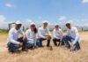 Personas plantando árboles en el Arboreto Esperanza, nueva reserva de conservación de EGE Haina en Valverde, República Dominicana.