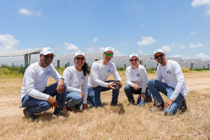 Personas plantando árboles en el Arboreto Esperanza, nueva reserva de conservación de EGE Haina en Valverde, República Dominicana.