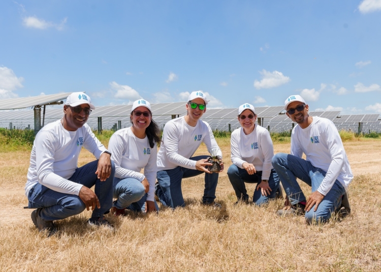 Personas plantando árboles en el arboreto esperanza, nueva reserva de conservación de ege haina en valverde, república dominicana.