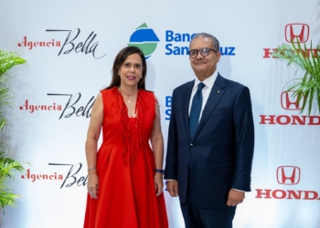 Epresentantes de banco santa cruz y agencia bella firmando un acuerdo para soluciones de financiamiento de vehículos honda en república dominicana.