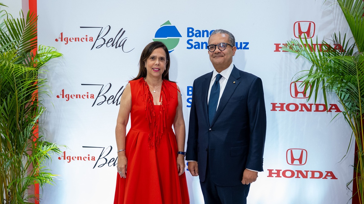 epresentantes de Banco Santa Cruz y Agencia Bella firmando un acuerdo para soluciones de financiamiento de vehículos Honda en República Dominicana.