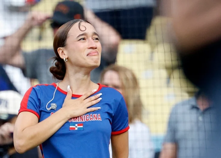 Cantante dominicana nezza viraliza himno nacional de ee. Uu. En español en dodger stadium en protesta por redadas migratorias