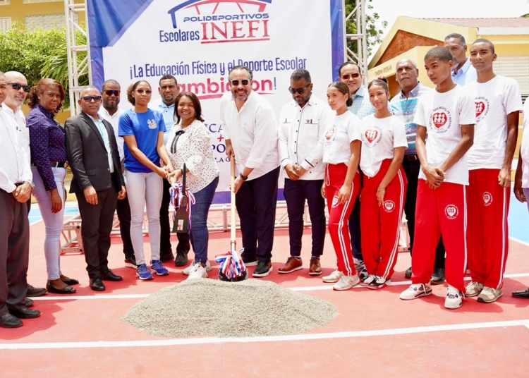 El director ejecutivo del INEFI, Alberto Rodríguez Mella, junto a la gobernadora de San Juan, otros ejecutivos y alumnos