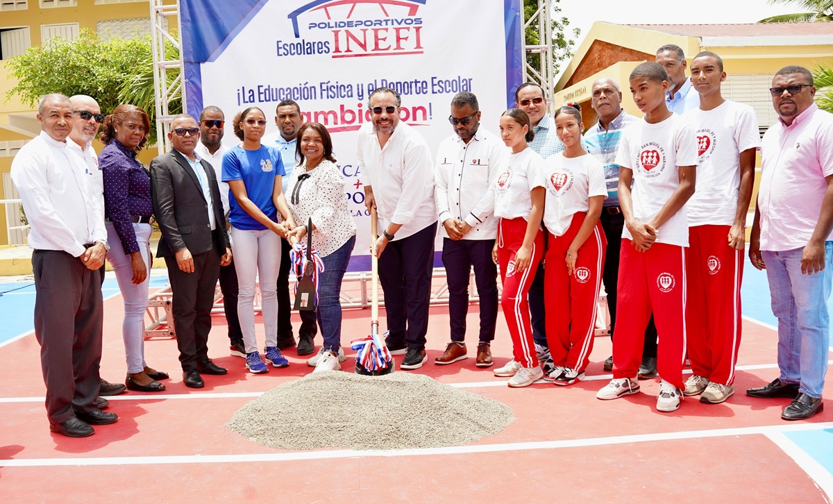 El director ejecutivo del INEFI, Alberto Rodríguez Mella, junto a la gobernadora de San Juan, otros ejecutivos y alumnos