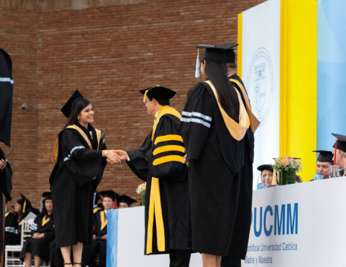 Nuevos profesionales celebrando su graduación número 112 en la Pontificia Universidad Católica Madre y Maestra (PUCMM) en Santiago.