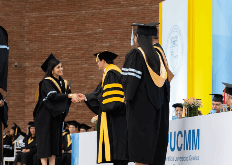 Nuevos profesionales celebrando su graduación número 112 en la Pontificia Universidad Católica Madre y Maestra (PUCMM) en Santiago.