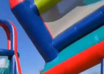 Un castillo inflable salió volando con varios niños en su interior en sudáfrica