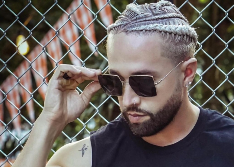 V RAMIREZ lanza Besándonos una historia de amor urbano que cruza fronteras