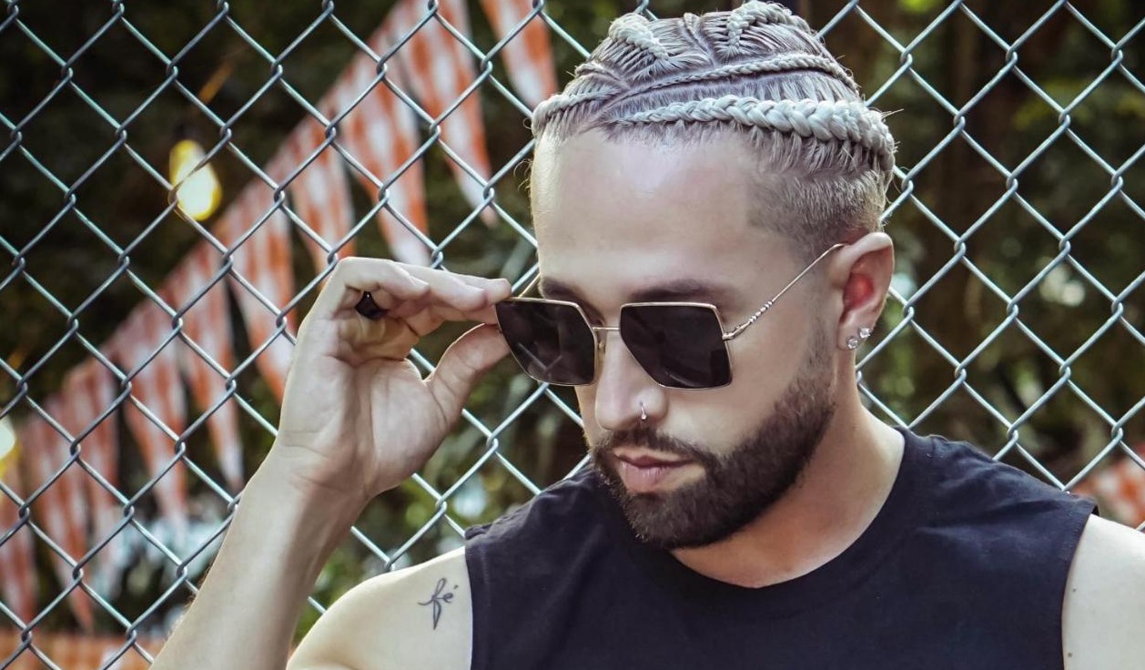 V RAMIREZ lanza Besándonos una historia de amor urbano que cruza fronteras