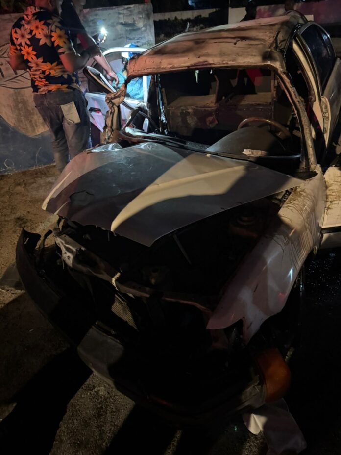 Vehículos involucrados en el trágico accidente que cobró la vida de una madre y su hijo en la carretera Higüey-San Rafael del Yuma.