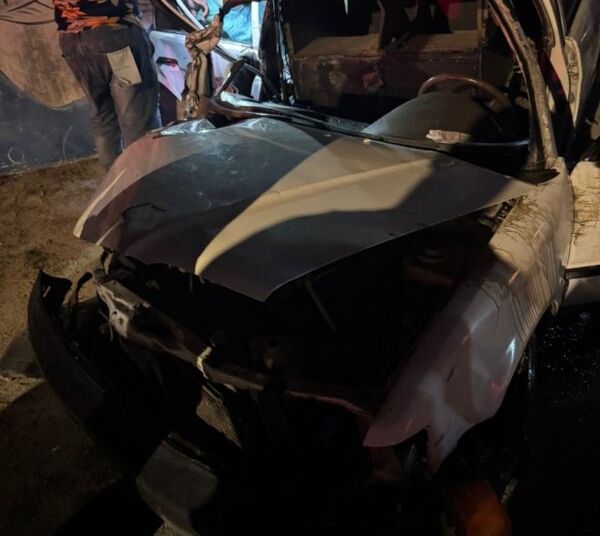 Vehículos involucrados en el trágico accidente que cobró la vida de una madre y su hijo en la carretera Higüey-San Rafael del Yuma.