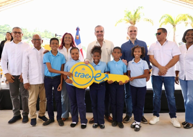 Presidente Luis Abinader inaugura el Sistema Nacional de Transporte Estudiantil (TRAE) en Samaná