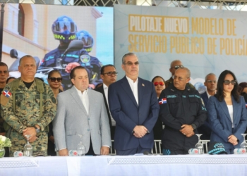 Presidente luis abinader encabezando el lanzamiento del nuevo modelo de patrullaje policial en el gran santo domingo.