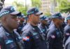 Agente de la Policía Nacional de República Dominicana con una cámara corporal en su uniforme, simbolizando la nueva medida de transparencia.