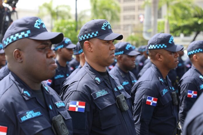 Agente de la Policía Nacional de República Dominicana con una cámara corporal en su uniforme, simbolizando la nueva medida de transparencia.