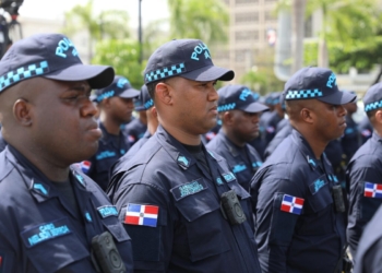 Agente de la policía nacional de república dominicana con una cámara corporal en su uniforme, simbolizando la nueva medida de transparencia.